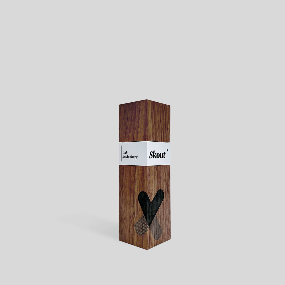 Stela Square Award | Medium: A wooden box featuring a heart design, reflecting minimalist elegance and crafted with walnut or ebony wood.