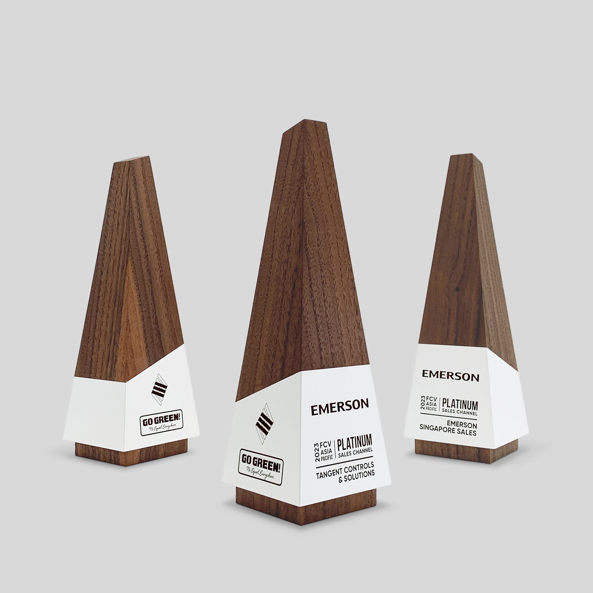 Geometria Award Obeliscus, a minimalist vertical wooden column, reflects ambition and excellence. Features a sleek design with customizable white label for personalization.
