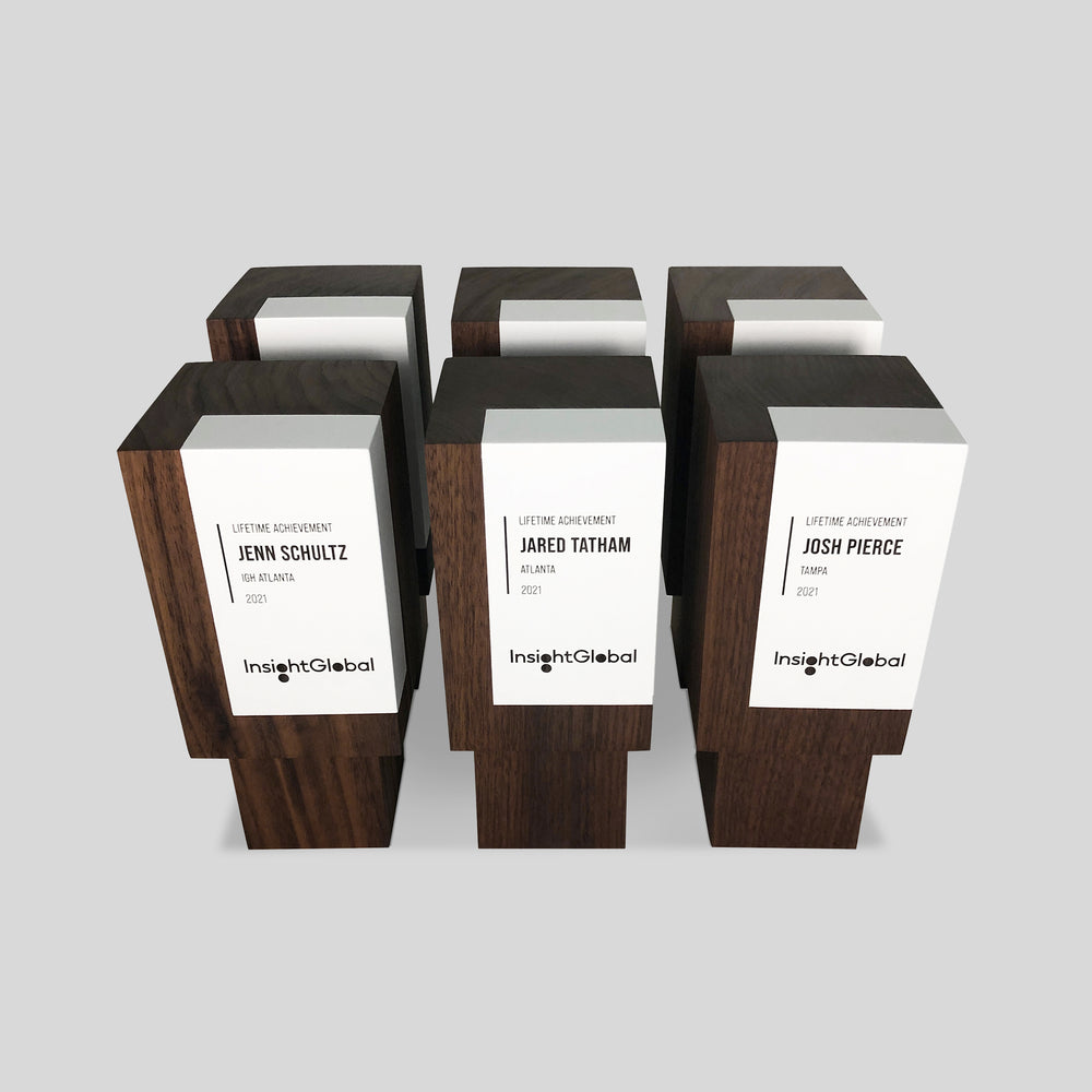 Geometria Award Rectangulus, a solid wooden box with minimalist lines, features white labels and laser engraving, symbolizing strength and achievement in the Geometria Collection.