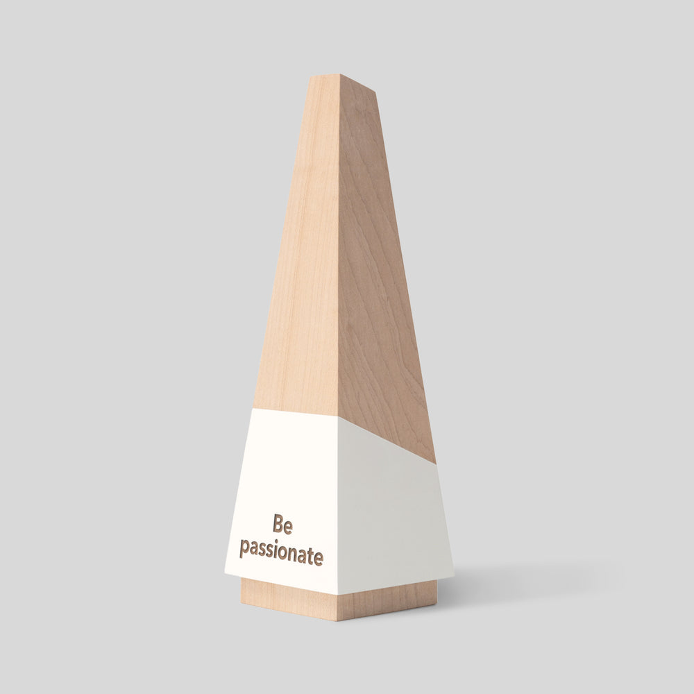 Geometria Award Obeliscus: a wooden pyramid with sleek, minimalist design, featuring a white base and customizable engraving for honoring achievement and excellence.