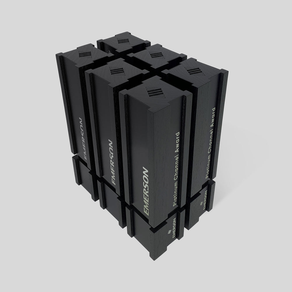 Stela Imperium Award | Small, featuring a black rectangular body with customizable vertical brushed aluminum ribbons, reflecting elegance and achievement in minimalist design.