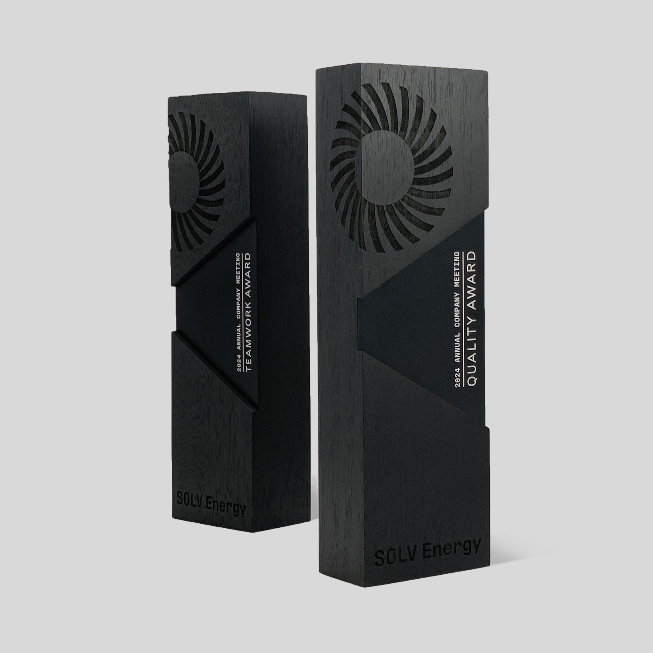 Figura Trapezium Award: a black rectangular recognition award featuring a fan-like design, symbolizing strength and vision, personalized for employees.