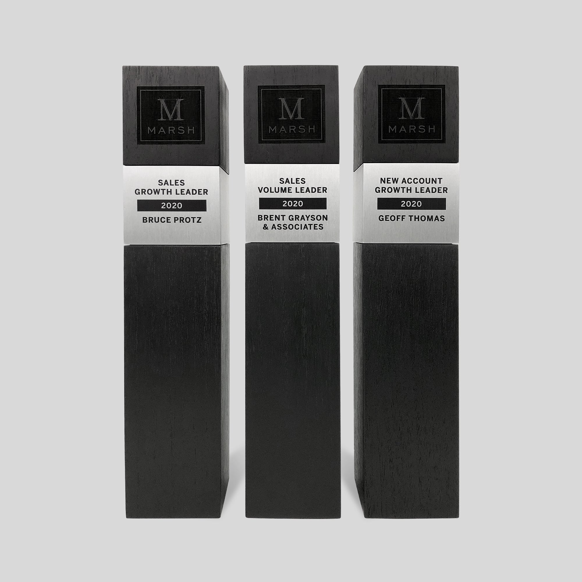 Stela Square Award | Large features sleek black rectangular design with silver accents, symbolizing excellence, crafted from walnut and brushed aluminum for modern elegance.