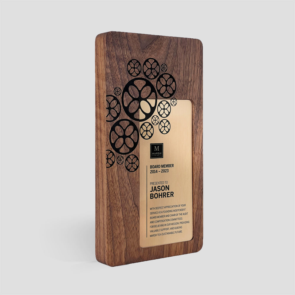 Figura Plaque Rectangulo: A unique and elegant wooden award plaque with engraved metal nameplate, custom engraving and personalization to appreciate board member, showcasing elegant craftsmanship, perfect for prestigious recognition.