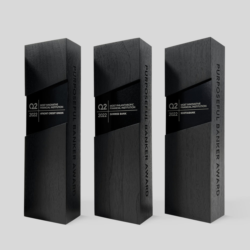 Figura Rectangulum Award features a sleek black rectangular design, showcasing modern elegance and sophistication, crafted with walnut and metal for impactful recognition.