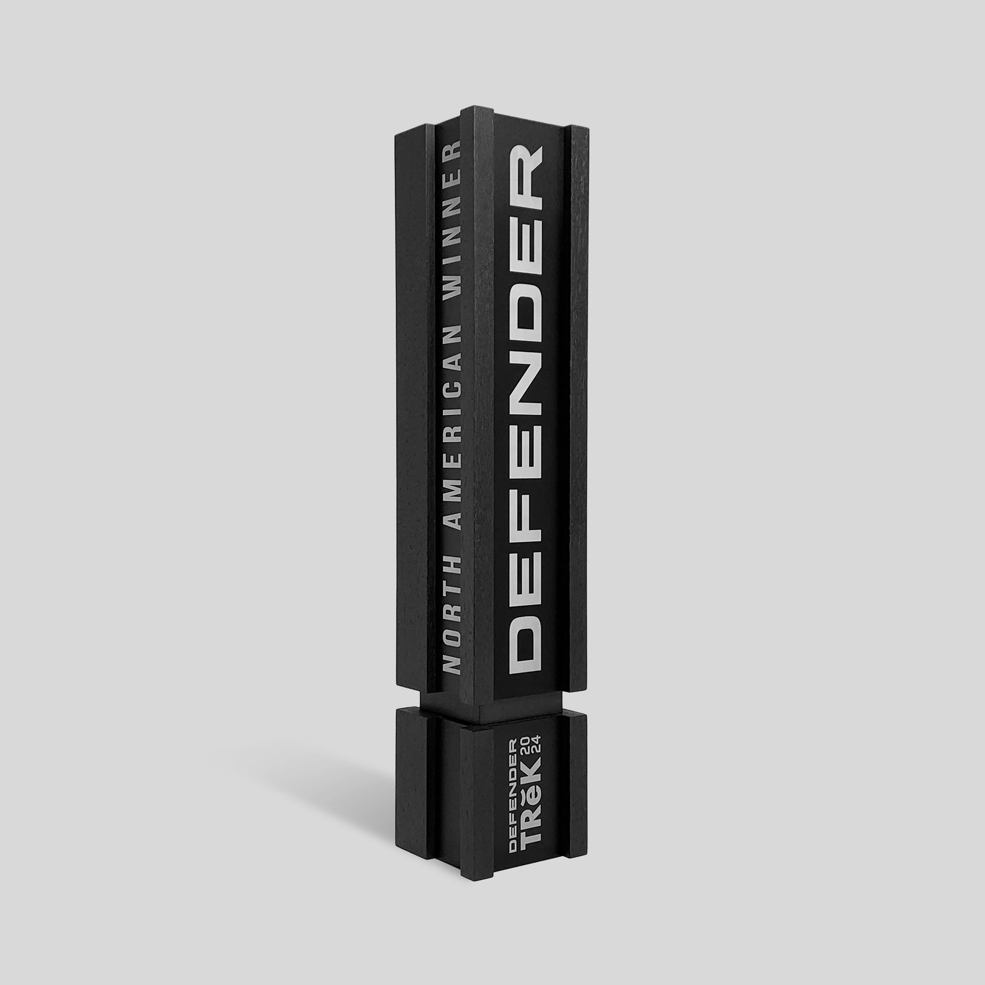 Stela Imperium Award | Medium features a sleek black rectangle with customizable white text, embodying elegance with ebony wood and brushed aluminum accents.