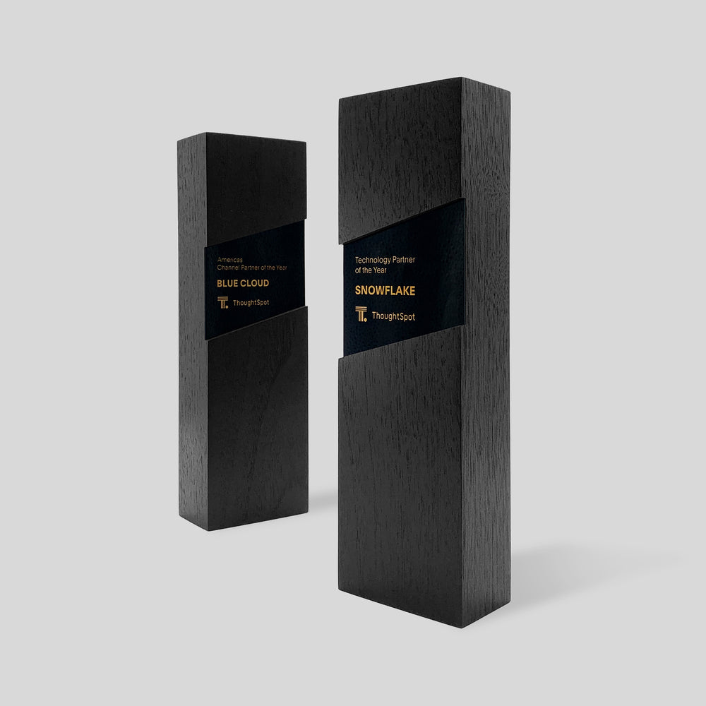 Figura Rectangulum Award: black rectangular box with gold text, showcasing modern design and craftsmanship, symbolizing leadership and innovation.