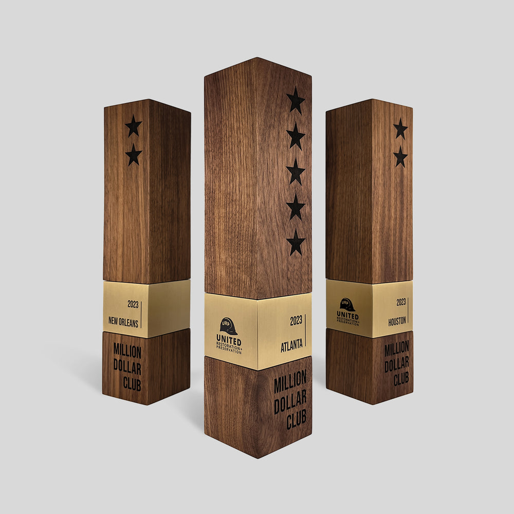 Stela Square Award | Large: A wooden trophy featuring clean lines with a gold base, symbolizing strength and excellence, part of the Stela Collection.